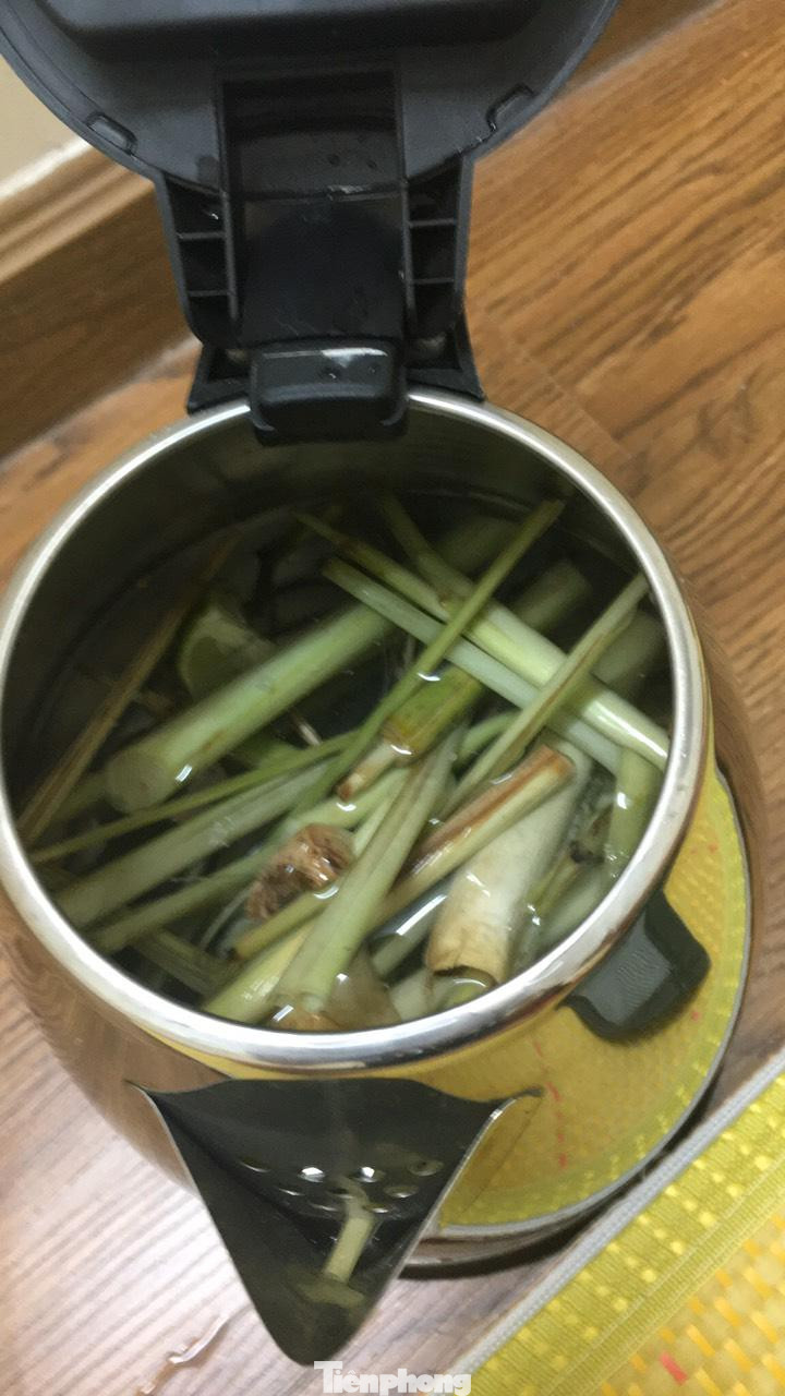 Chị Việt xông mũi, họng bằng sả, gừng mỗi ngày trong khu cách ly