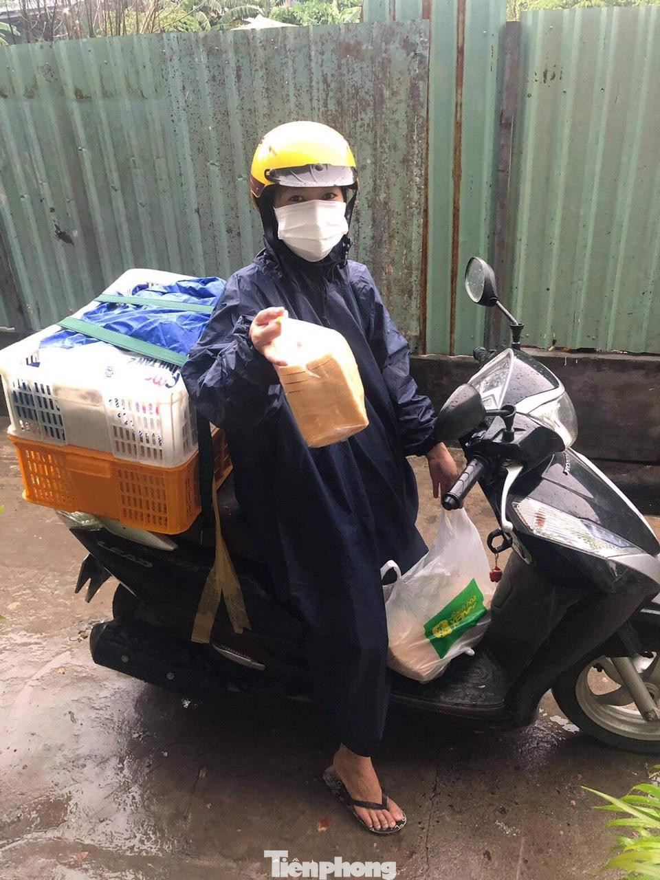 Cô Huệ, một giáo viên của Trường mầm non giao bánh mì cho phụ huynh khi trời đang mưa Cô Huệ, một giáo viên của Trường mầm non giao bánh mì cho phụ huynh khi trời đang mưa