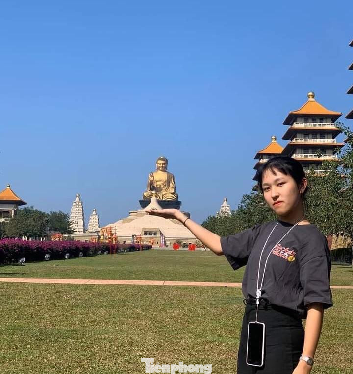 Lê Thị Minh Trang dù là thủ khoa khối D7 nhưng nữ sinh này dùng tổ hợp khối B để xét tuyển vào ngành y, nối nghiệp bố mẹ Lê Thị Minh Trang dù là thủ khoa khối D7 nhưng nữ sinh này dùng tổ hợp khối B để xét tuyển vào ngành y, nối nghiệp bố mẹ