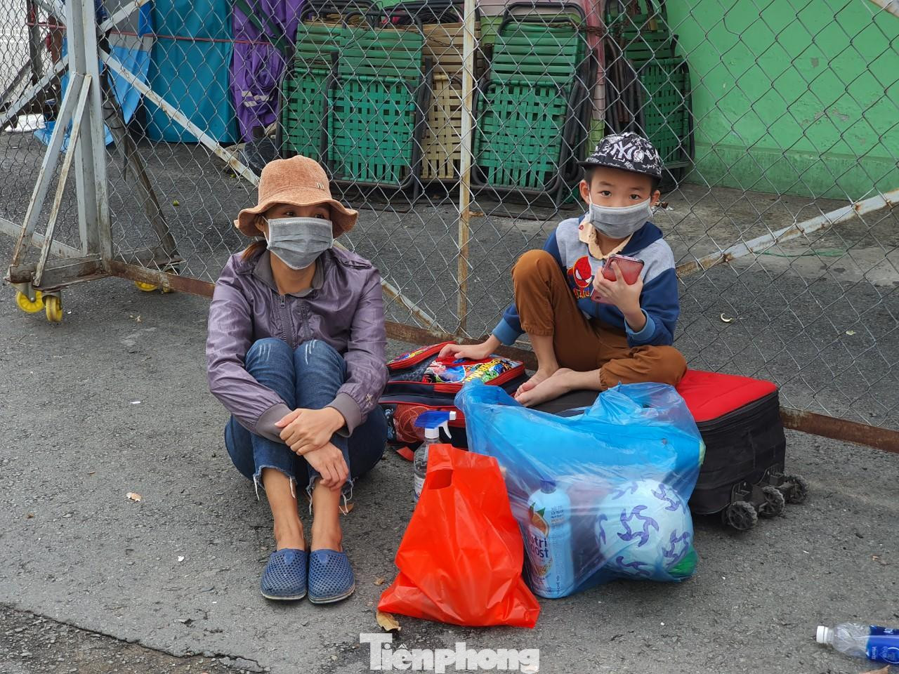 Do hoàn cảnh khó khăn, người phụ nữ đành để con ở quê rồi vào Sài Gòn mưu sinh. Cách đây ít tháng, lúc nghỉ hè, chị đón con trai từ quê vào ở cùng để cho đỡ nhớ nhưng không may cả hai bị mắc kẹt lại do dịch bệnh. Hôm nay, hai mẹ con may mắn được về quê miễn phí