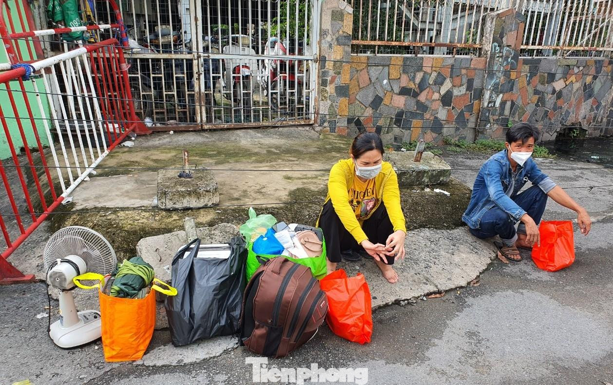 Vợ chồng chị Linh và hành trang hồi hương