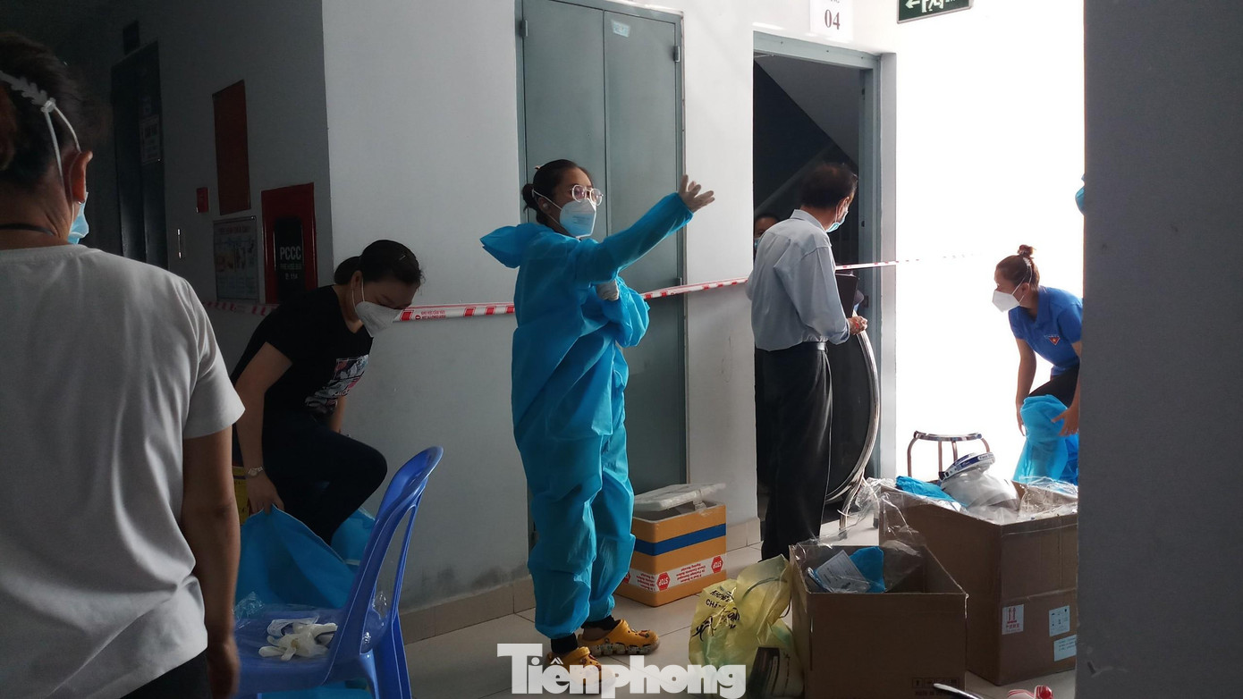 Nhân viên y tế tiến hành các công đoạn thực hiện việc lấy mẫu xét nghiệm COVID-19 Nhân viên y tế tiến hành các công đoạn thực hiện việc lấy mẫu xét nghiệm COVID-19