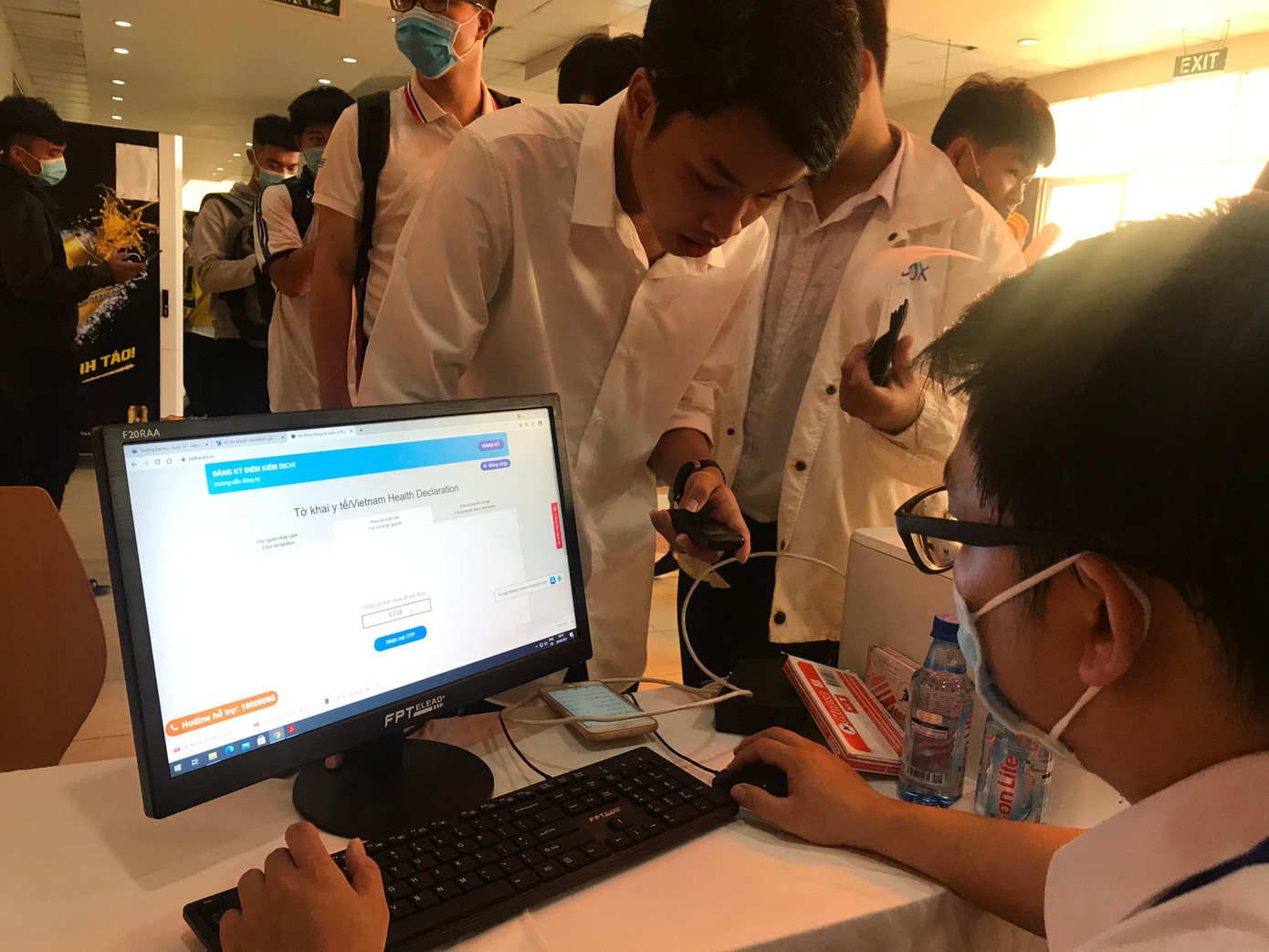 Thí sinh khai y tế online... Thí sinh khai y tế online...