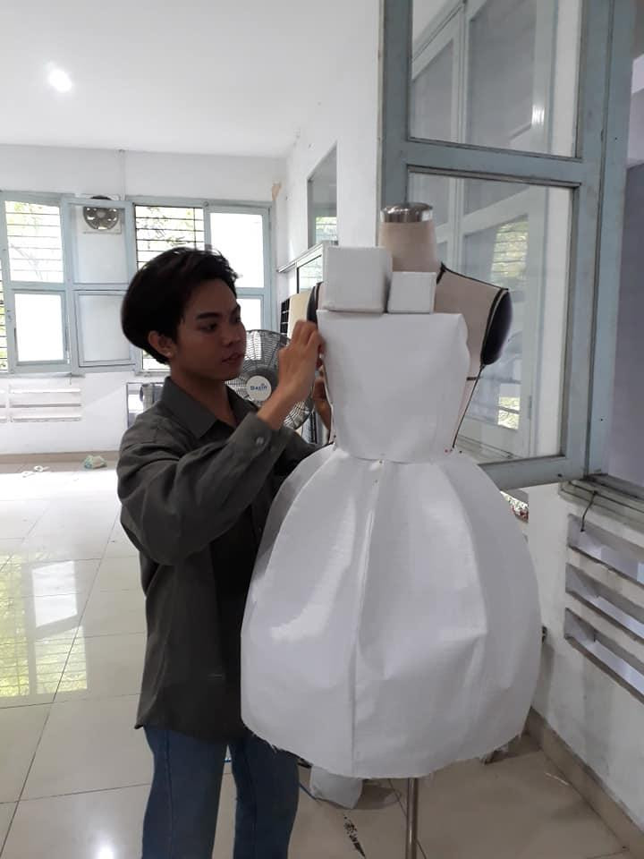 Qúi Trần trong tập tành thiết kế thời trang trong những năm đầu sinh viên Qúi Trần trong tập tành thiết kế thời trang trong những năm đầu sinh viên