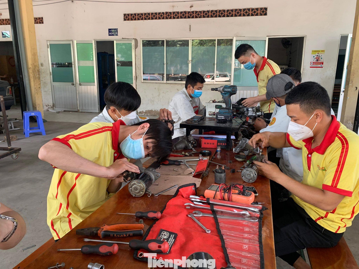 Sinh viên trường CĐ Đại Việt Sài Gòn trong ngày đầu trở lại trường học thực hành Sinh viên trường CĐ Đại Việt Sài Gòn trong ngày đầu trở lại trường học thực hành