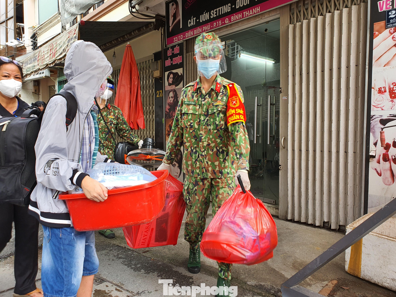 Khi được di chuyển đến đây, quận sẽ tặng cho người dân một túi an sinh, rau củ, quả và 500 ngàn đồng. những ngày tiếp theo, người dân sẽ tự nấu ăn. Khi được di chuyển đến đây, quận sẽ tặng cho người dân một túi an sinh, rau củ, quả và 500 ngàn đồng. những ngày tiếp theo, người dân sẽ tự nấu ăn.