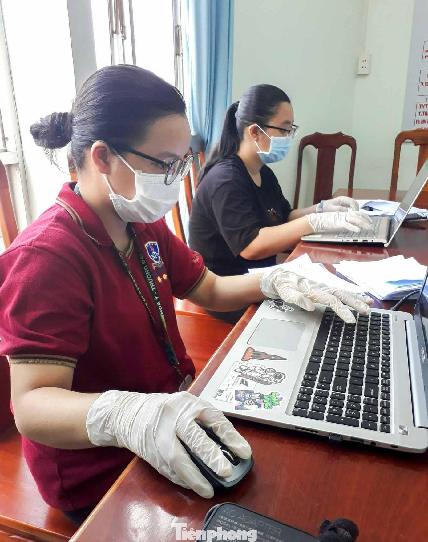 Sinh viên làm việc với tinh thần cao cùng đội ngũ cán bộ y tế Sinh viên làm việc với tinh thần cao cùng đội ngũ cán bộ y tế