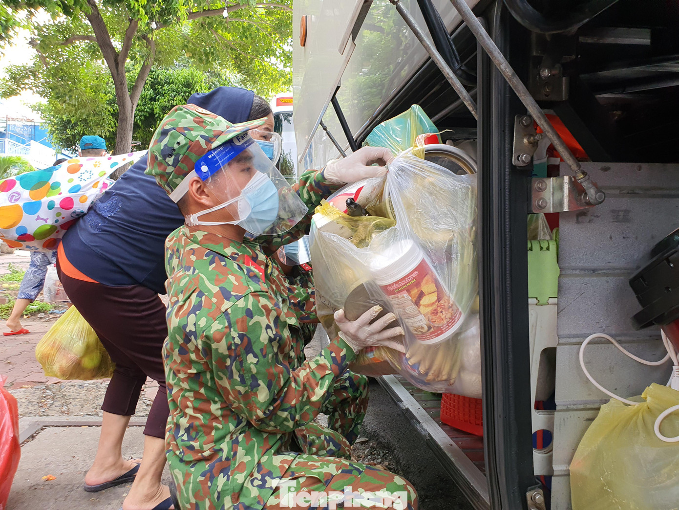 Trước khi về nơi ở mới tất cả người dân đều được xét nghiệm test nhanh và có kết quả âm tính. Toàn bộ hành lý, đồ đạc được bộ đội và lực lượng địa phương hỗ trợ người dân mang đến nơi ở tạm. Trước khi về nơi ở mới tất cả người dân đều được xét nghiệm test nhanh và có kết quả âm tính. Toàn bộ hành lý, đồ đạc được bộ đội và lực lượng địa phương hỗ trợ người dân mang đến nơi ở tạm.