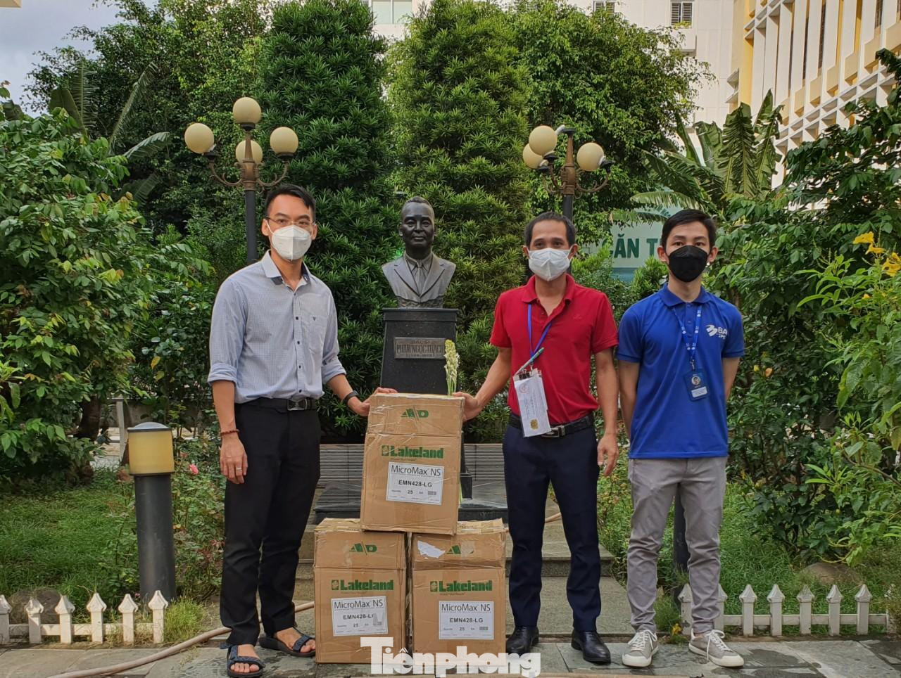 Tuyến đầu chống dịch TPHCM 'cảm ơn những món quà ý nghĩa của bạn đọc báo Tiền Phong' ảnh 1 Tuyến đầu chống dịch TPHCM 'cảm ơn những món quà ý nghĩa của bạn đọc báo Tiền Phong' ảnh 1