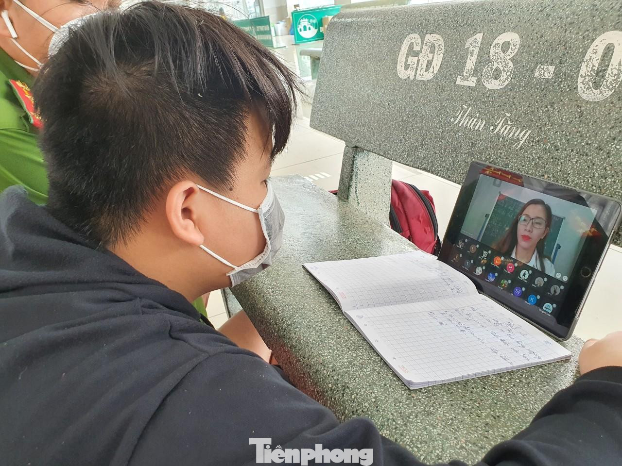 Em Nguyễn Trần Tiến học sinh lớp 7 Trường THCS Rạng Đông cho biết, nhờ có sự hỗ trợ trên mà em không bị gián đoạn việc học. “Em theo gia đình đến đây để tránh dịch nên nhà không có wifi, sách giáo khoa đến nay vẫn chưa có. Em rất vui và cảm ơn các anh chị, cô chú đã tạo điều kiện để chúng em được học trực tuyến và theo kịp bạn bè trong lớp”, Tiến vui mừng nói. Em Nguyễn Trần Tiến học sinh lớp 7 Trường THCS Rạng Đông cho biết, nhờ có sự hỗ trợ trên mà em không bị gián đoạn việc học. “Em theo gia đình đến đây để tránh dịch nên nhà không có wifi, sách giáo khoa đến nay vẫn chưa có. Em rất vui và cảm ơn các anh chị, cô chú đã tạo điều kiện để chúng em được học trực tuyến và theo kịp bạn bè trong lớp”, Tiến vui mừng nói.