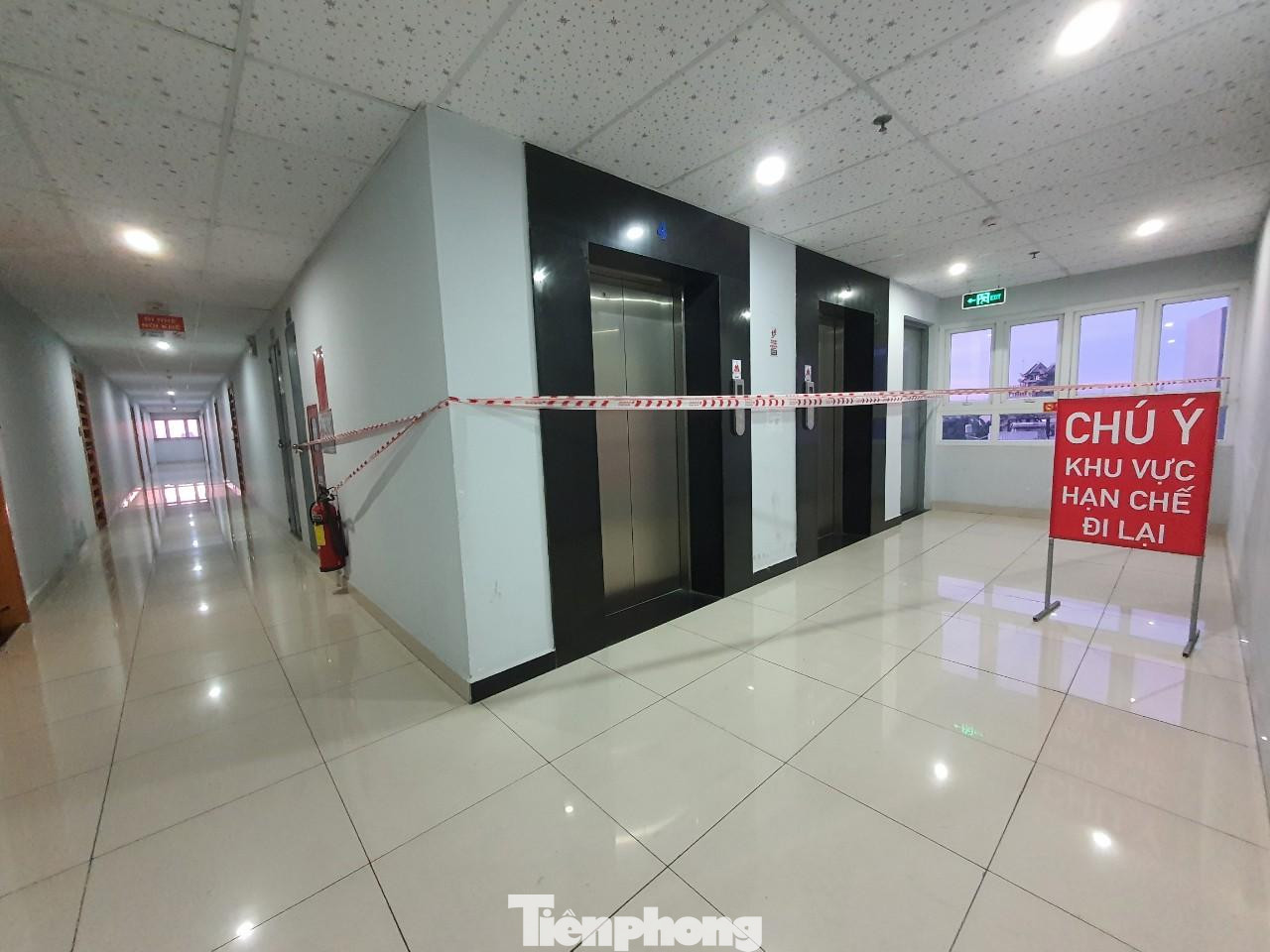Một tầng của chung cư bị phong tỏa, các nhà đều đóng kín cửa Một tầng của chung cư bị phong tỏa, các nhà đều đóng kín cửa