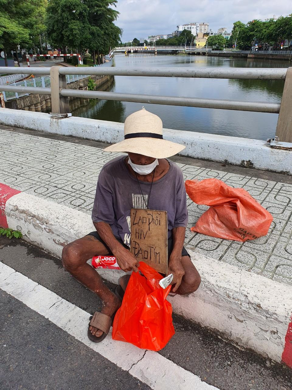 Trước đó, tại buổi làm việc với Ban chỉ đạo phòng, chống dịch COVID-19 quận 4, Phó thủ tướng Vũ Đức Đam đã yêu cầu đến chiều nay 23/8, toàn bộ 312 phường, xã trên địa bàn TPHCM bằng mọi giá phải tập trung được hết nhóm người lang thang cơ nhỡ còn trên đường. Trong ảnh: Một người đàn ông sống lang thang trên cầu Điện Biên Phủ