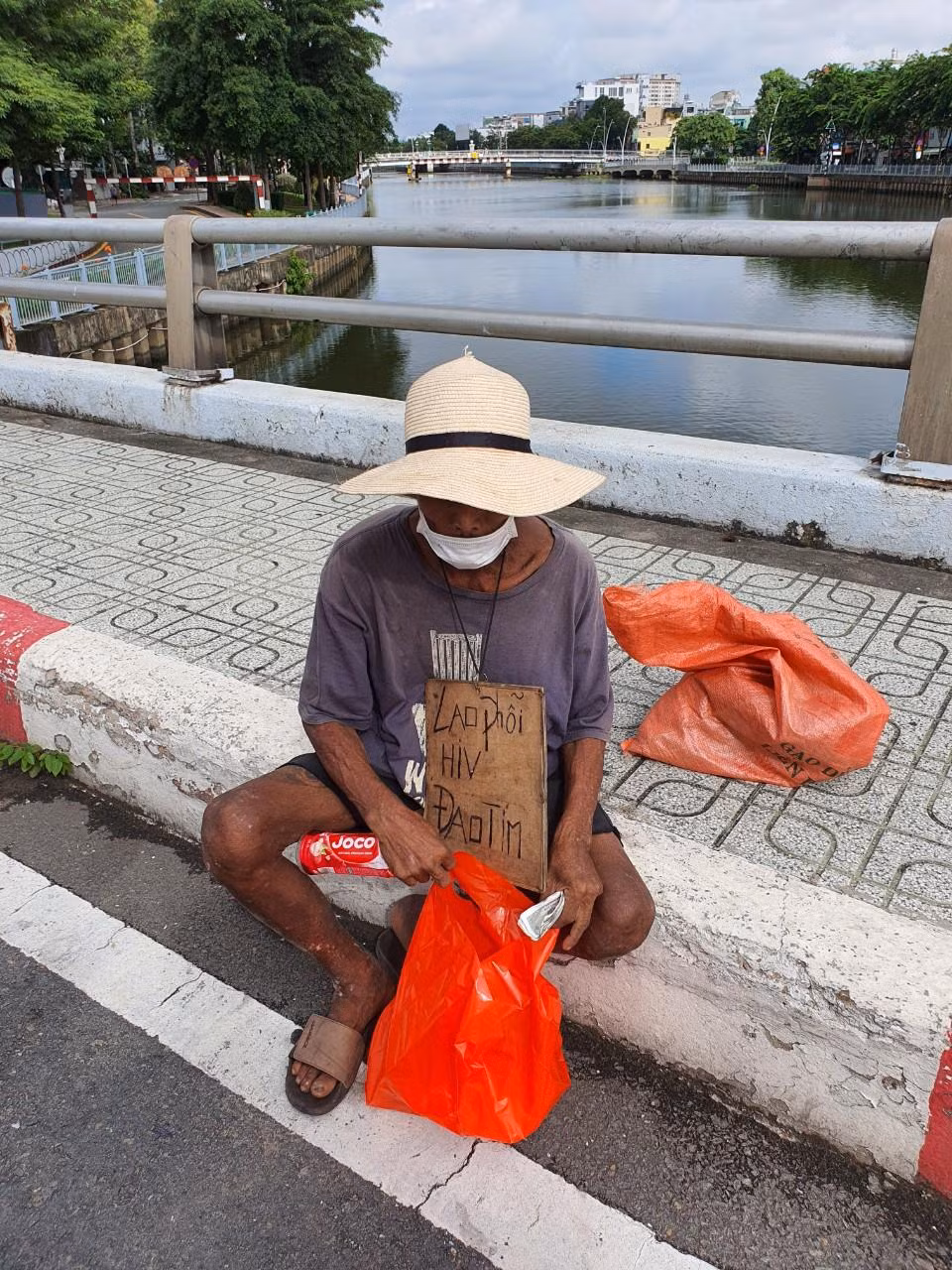 Trước đó, tại buổi làm việc với Ban chỉ đạo phòng, chống dịch COVID-19 quận 4, Phó thủ tướng Vũ Đức Đam đã yêu cầu đến chiều nay 23/8, toàn bộ 312 phường, xã trên địa bàn TPHCM bằng mọi giá phải tập trung được hết nhóm người lang thang cơ nhỡ còn trên đường. Trong ảnh: Một người đàn ông sống lang thang trên cầu Điện Biên Phủ
