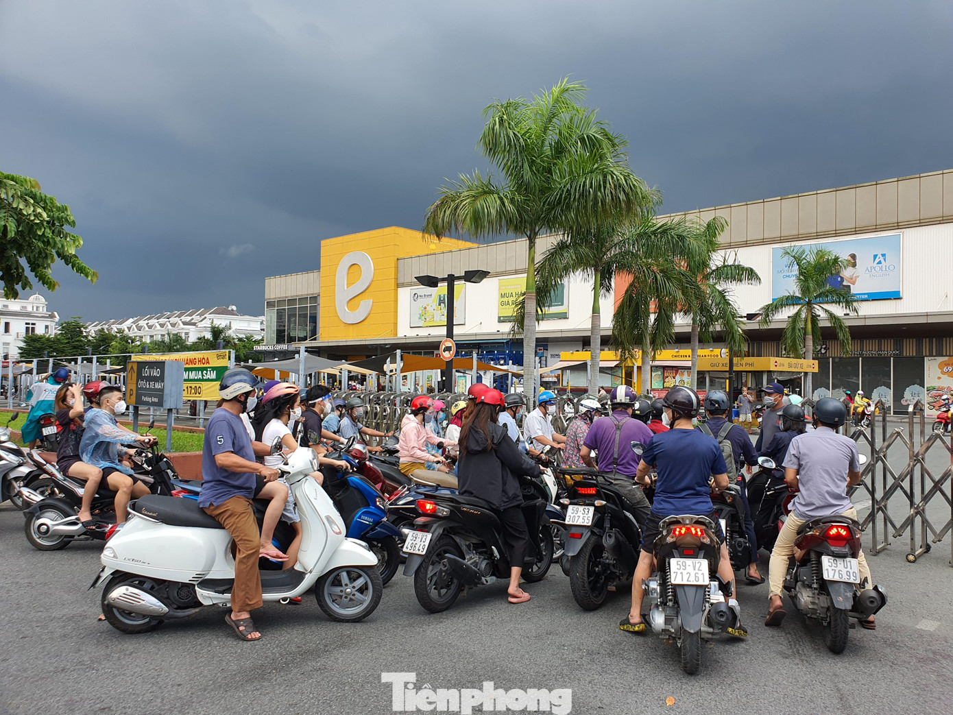 Tại cuộc họp báo cung cấp thông tin về công tác phòng chống dịch COVID-19 của TPHCM sáng 20/8, Ban Chỉ đạo phòng chống dịch COVID-19 TPHCM thông báo, tiếp tục tăng cường nâng cao các biện pháp với phương châm: mỗi tổ dân phố, khu phố, phường, xã, thị trấn, cơ quan, nhà máy, xí nghiệp là một pháo đài phòng, chống dịch. Trong ảnh: Người dân xếp hàng chờ vào siêu thị Emart, quận Gò Vấp Tại cuộc họp báo cung cấp thông tin về công tác phòng chống dịch COVID-19 của TPHCM sáng 20/8, Ban Chỉ đạo phòng chống dịch COVID-19 TPHCM thông báo, tiếp tục tăng cường nâng cao các biện pháp với phương châm: mỗi tổ dân phố, khu phố, phường, xã, thị trấn, cơ quan, nhà máy, xí nghiệp là một pháo đài phòng, chống dịch. Trong ảnh: Người dân xếp hàng chờ vào siêu thị Emart, quận Gò Vấp