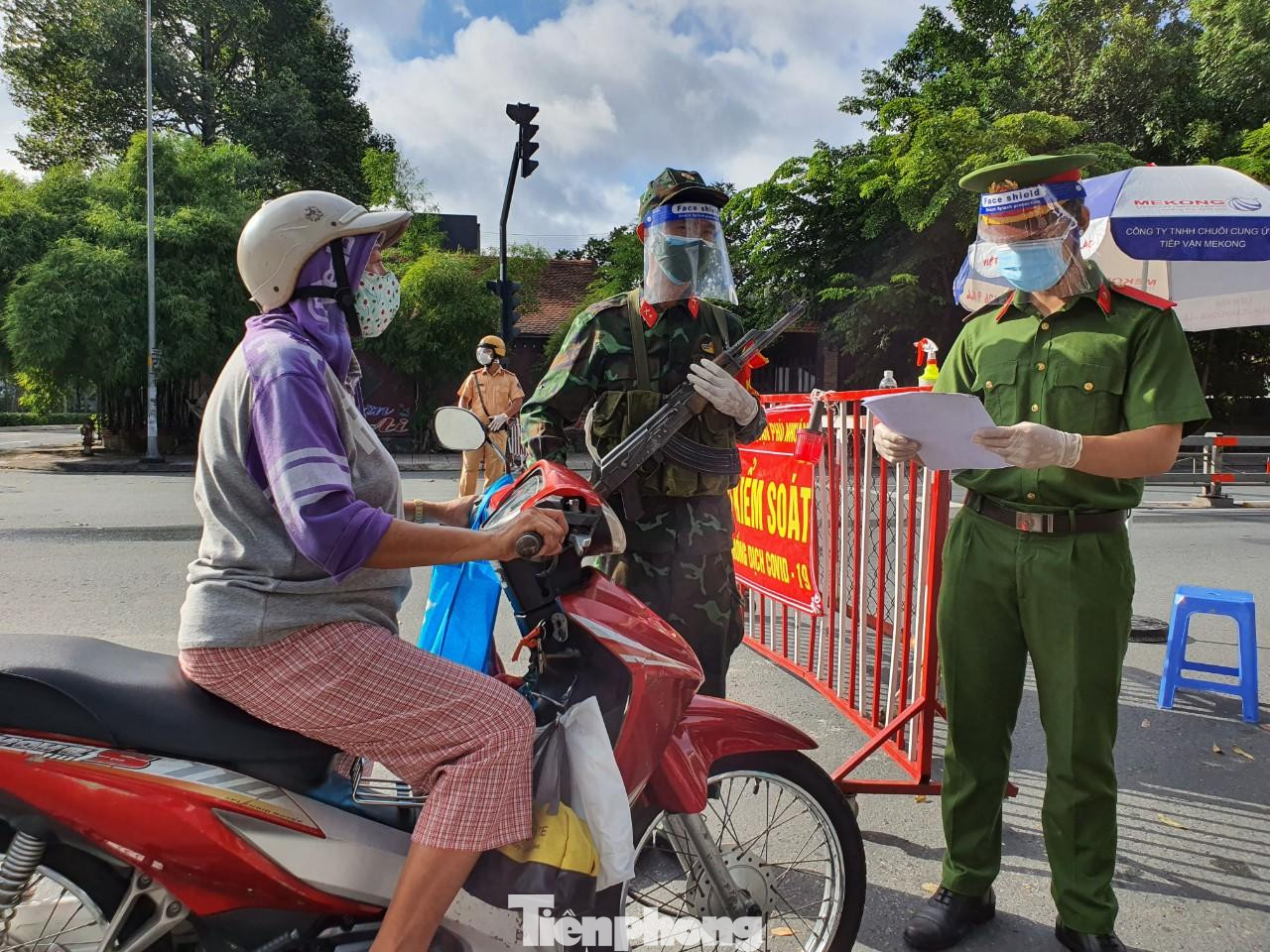 Lực lượng chức năng kiểm tra giấy đi đường của người dân sáng ngày 24/8