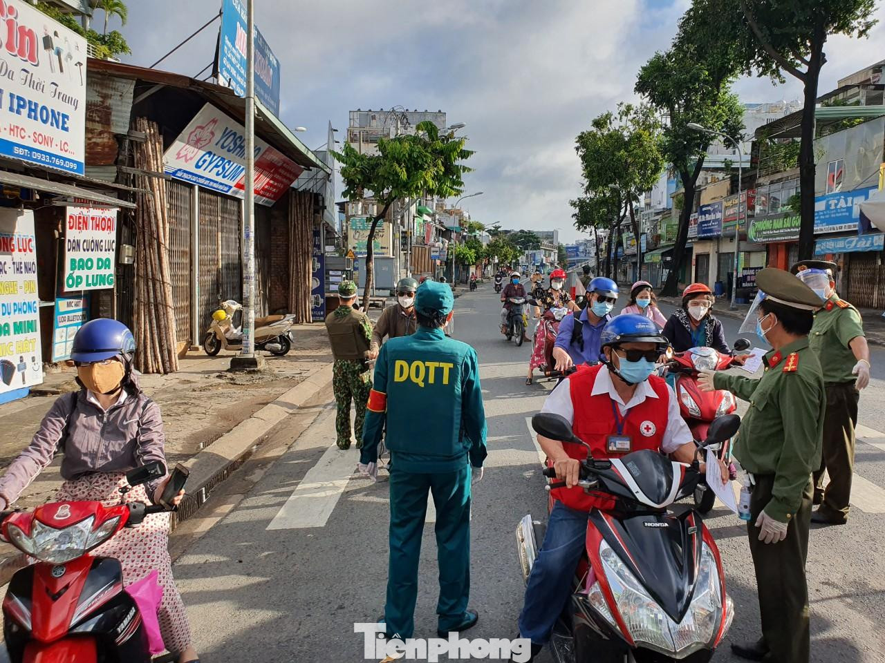 Tại chốt kiểm soát dịch trên đường Nguyễn Kiệm, quận Gò Vấp vào giờ cao điểm sáng nay, tình trạng người lưu thông qua chốt không đông bằng ngày đầu thực hiện siết chặt giấy đi đường.