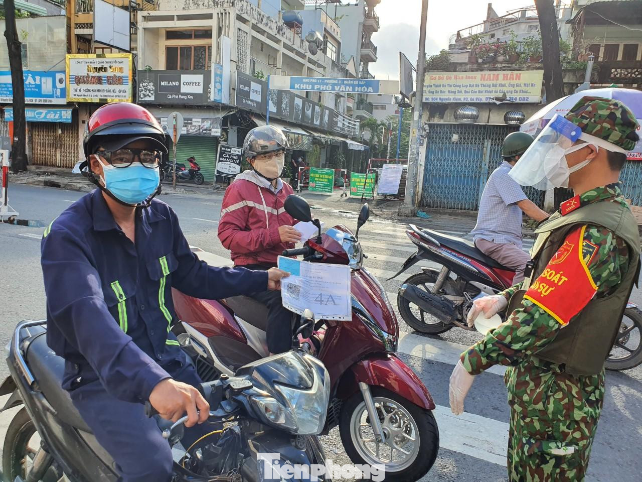Một cán bộ giao thông thực hiện tại đây cho biết: “Trong ngày đầu, nhiều người không biết về mẫu giấy đi đường mới hoặc giấy đi đường không hợp lệ nên bị buộc quay đầu nhiều, dẫn đến ùn ứ. Còn hôm nay, đối tượng ra đường đa phần là lực lượng y tế, nhân viên thực phẩm nên họ chỉ cần xuất trình thẻ ngành là có thể qua chốt…”.