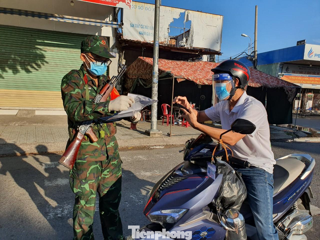 Lực lượng kiểm soát dịch kiểm tra giấy đi đường tại chốt đường Nguyễn Oanh, quận Gò Vấp