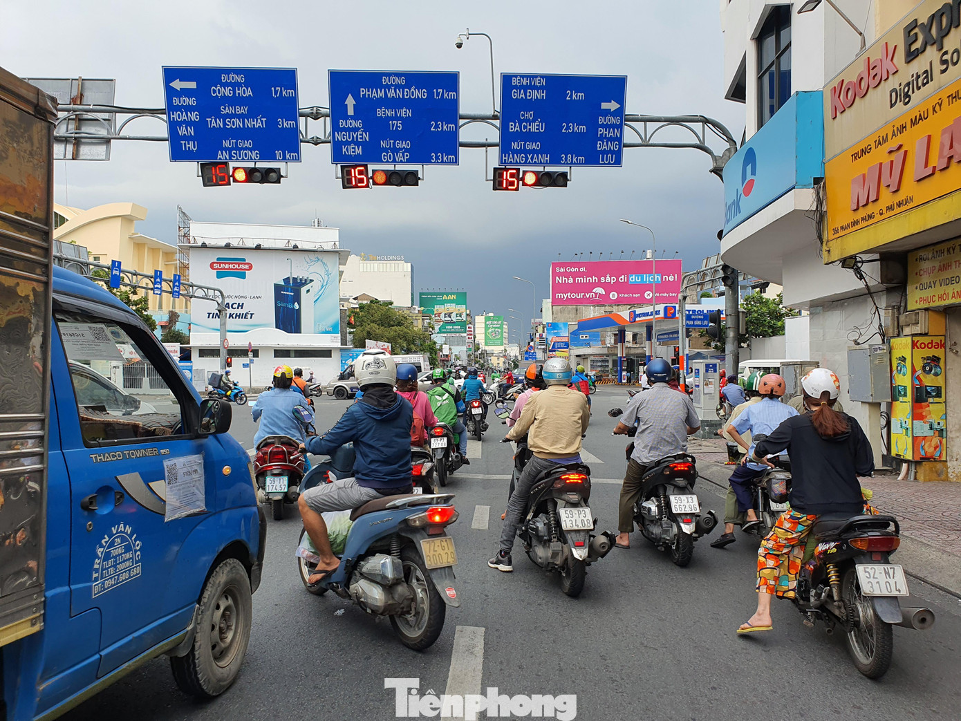 Đường xá TPHCM cũng đông người giữa lúc giãn cách xã hội Đường xá TPHCM cũng đông người giữa lúc giãn cách xã hội