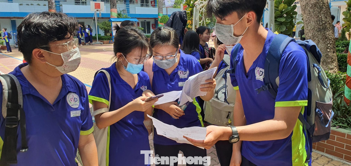 Học sinh được khuyến khích mang khẩu trang trong trường học để phòng dịch COVID-19