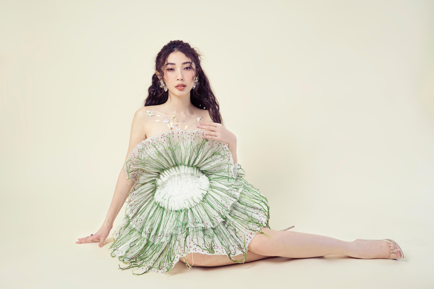 Ca sĩ Khổng Tú Quỳnh trong tác phẩm của Qúi Trần Ca sĩ Khổng Tú Quỳnh trong tác phẩm của Qúi Trần