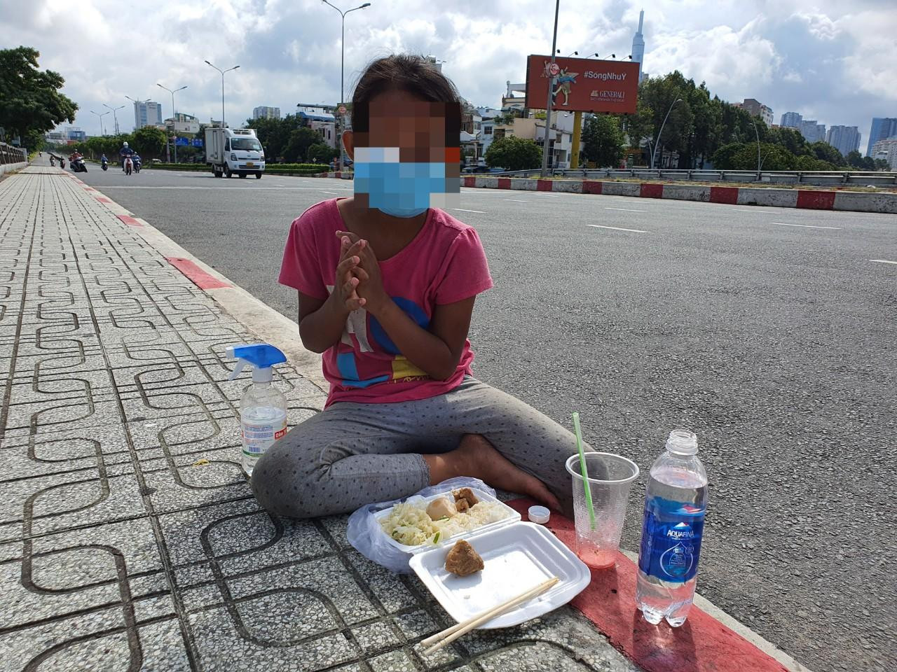 Con chị Dung năm nay 10 tuổi nhưng không được đi học mà theo mẹ đi bán vé số. Gặp ai, bé cũng xin tiền để trả nhà trọ và mua sữa cho em. Lúc này, bé đang ngồi ăn cơm, nghe tiếng còi xe của cơ quan chức năng thì hai mẹ con ôm cơm bỏ chạy...