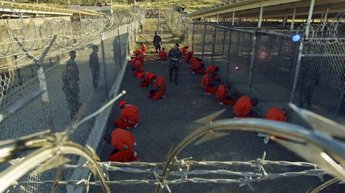 Các tù binh tại nhà tù Guantanamo. Ảnh: Reuters