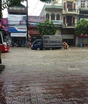 Hình ảnh CSGT dầm mưa phân luồng chống ùn tắc ảnh 5