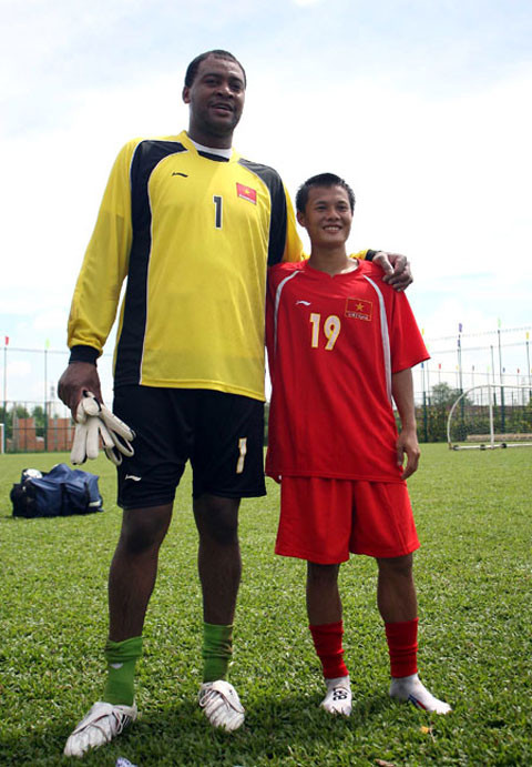 Thành Lương yêu M.U nhưng thích đọ giày với Man City ảnh 1