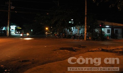 Xe ben cuốn xe máy vào gầm, 2 người chết thảm ảnh 1