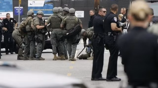 Cảnh sát địa phương có mặt tại hiện trường xảy ra vụ xả súng làm sáu người chết