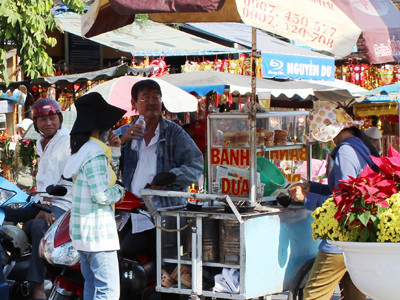 Thức ăn đường phố bán trước cổng chùa Bà Thiên Hậu, phường Phú Cường, TP.Thủ Dầu Một, Bình Dương. Ảnh: SN