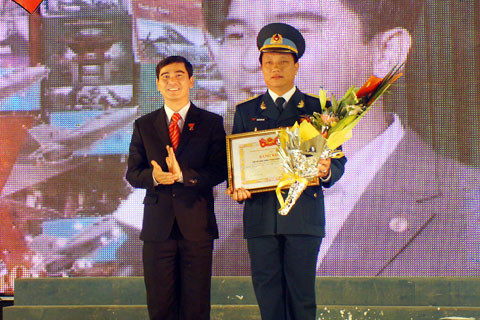 Các giải thưởng cuộc thi tìm hiểu 40 năm chiến thắng “Hà Nội - Điện Biên Phủ trên không” được trao