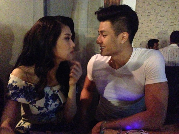 Khi nam siêu mẫu quay lại ngồi bên cô, cả hai không ngần ngại có những cử chỉ thân thiết