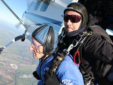 Cụ Jack Hake cùng huấn luyện viên nhảy dù. Ảnh: Orange News