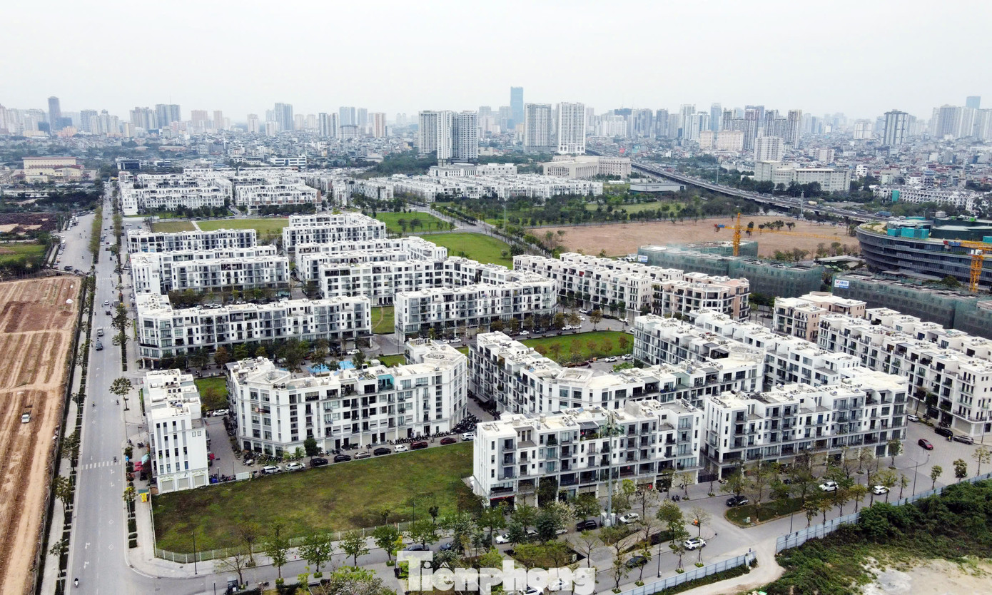 Theo đó, UBND TP Hà Nội chấp thuận cho Bitexco được tiếp tục thực hiện dự án The Manor Central Park phần đất còn lại (khoảng 6,6 ha) theo hợp đồng BT dự án đường giao thông bao quanh khu tưởng niệm danh nhân Chu Văn An TP Hà Nội đã ký. Đồng thời, UBND TP giao các sở ngành hướng dẫn Công ty CP Bitexco hoàn thiện quy trình thủ tục để tiếp tục thực án The Manor Central Park theo đúng quy định.