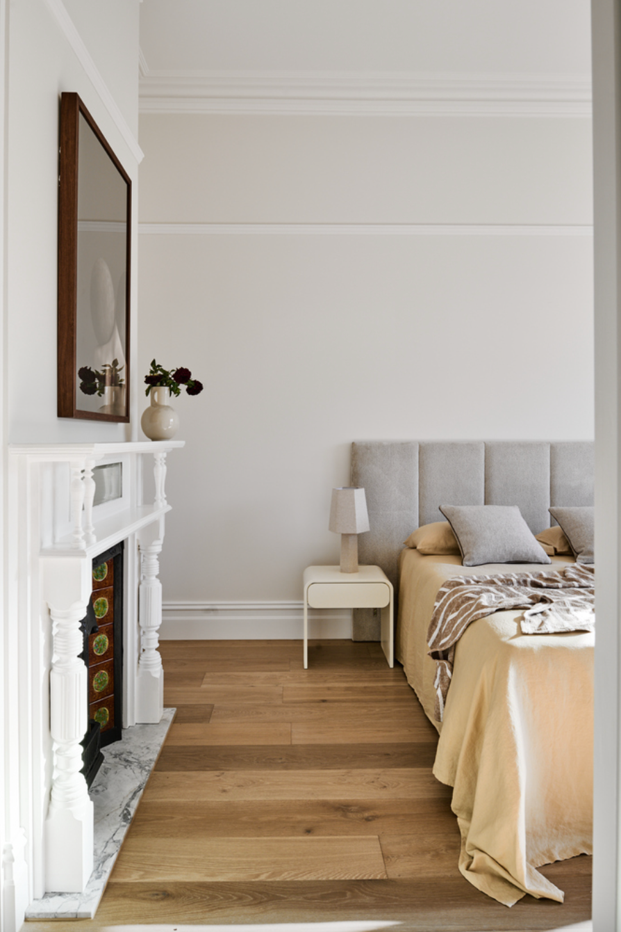 Sự giao thoa giữa các chất liệu vừa đối lập vừa bổ trợ này không chỉ tạo nên chiều sâu, mà còn mang lại cảm giác mộc mạc, gần gũi nhưng vẫn đầy tinh tế.