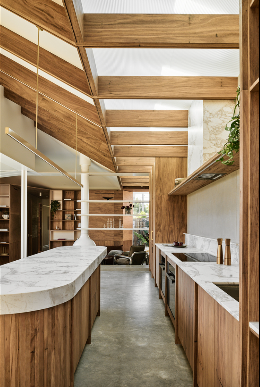 Sự chênh lệch cao độ giữa khu vực phòng khách, bếp và phòng ăn không chỉ mang tính thẩm mỹ mà còn giúp phân tách không gian một cách tinh tế, duy trì sự kết nối mà vẫn đảm bảo tính riêng tư.