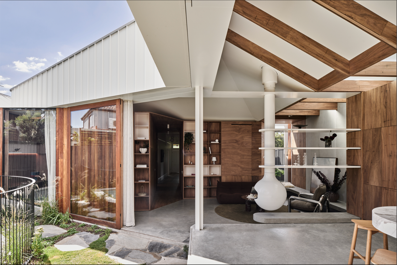 Nằm ở phía trước khu đất, phần kiến trúc cũ của ngôi nhà đã được phục dựng tỉ mỉ, giữ gìn vẻ đẹp nguyên bản nhưng vẫn hài hoà với thiết kế hiện đại.