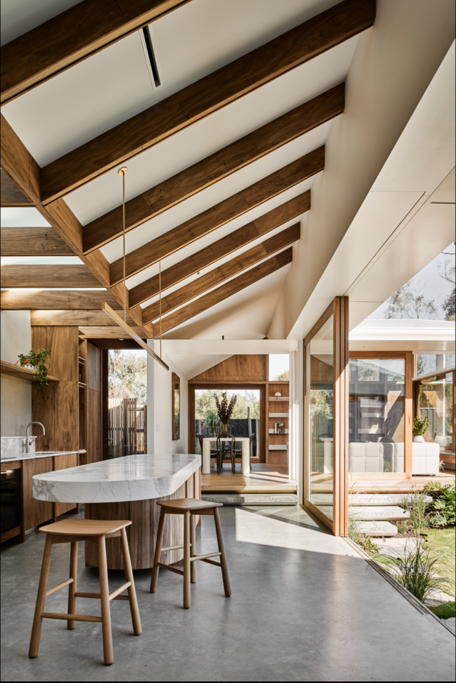 Sàn gỗ nâng cao mở rộng không gian sống và khu vực ngoài trời, tạo nên một ranh giới mềm mại vừa là chỗ ngồi, vừa là điểm kết nối với sân trong.