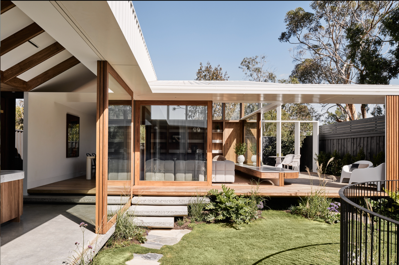 Điểm nhấn của ngôi nhà chính là khoảng rộng, đón nắng mang đến sự riêng tư nhưng vẫn giúp không gian như đang "hít thở" cùng thiên nhiên.