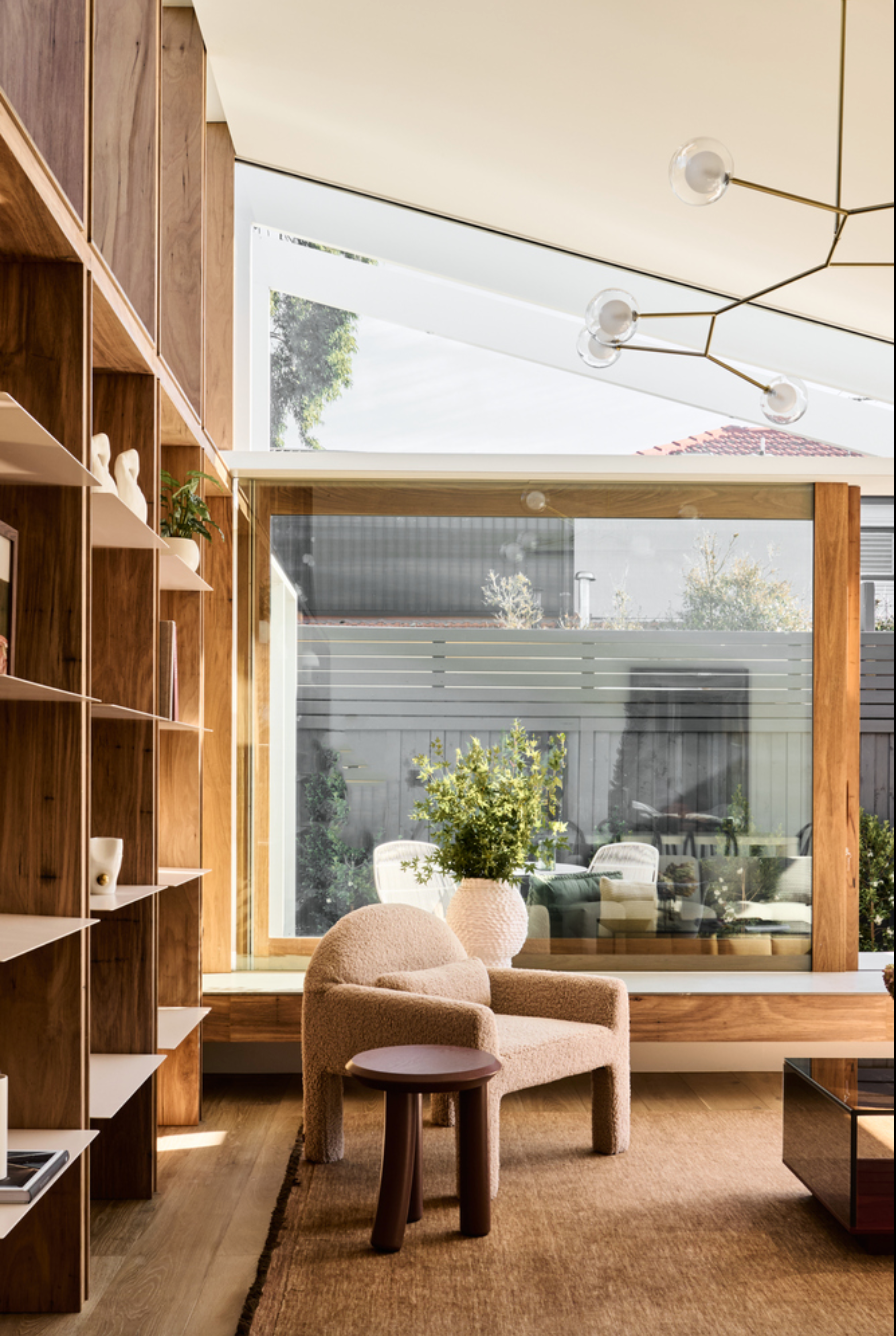 Hệ cửa sổ cao được thiết kế có chủ đích, không chỉ đón trọn ánh sáng tự nhiên mà còn hướng mắt nhìn lên những tán cây xanh mướt, tạo nên một không gian sống vừa tách biệt vừa chan hòa với thiên nhiên.