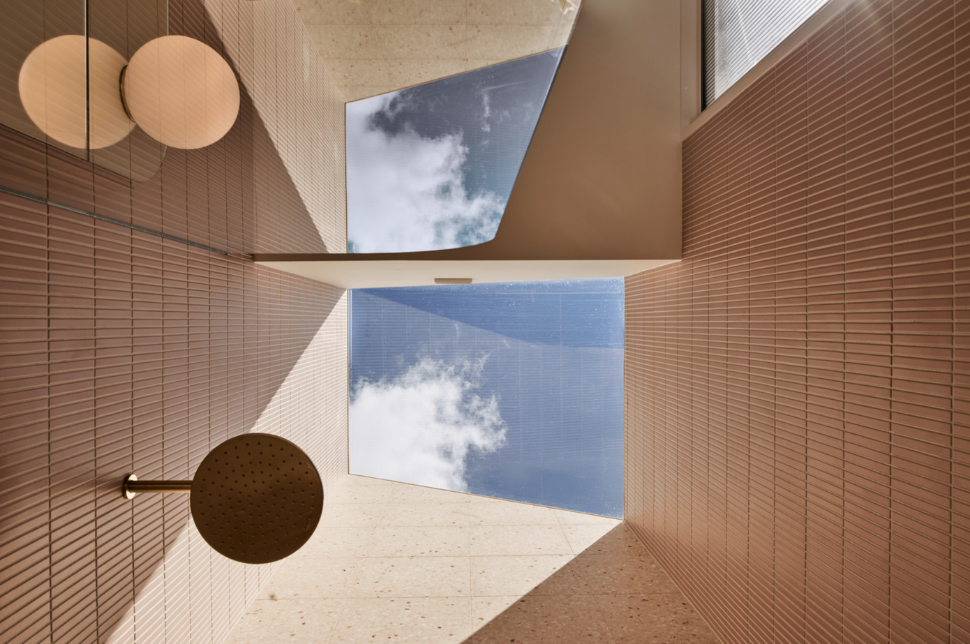 Ngôi nhà thiết kế đề cao sự liền mạch, tính chân thật của vật liệu và mối quan hệ hài hòa giữa kiến trúc và cảnh quan.