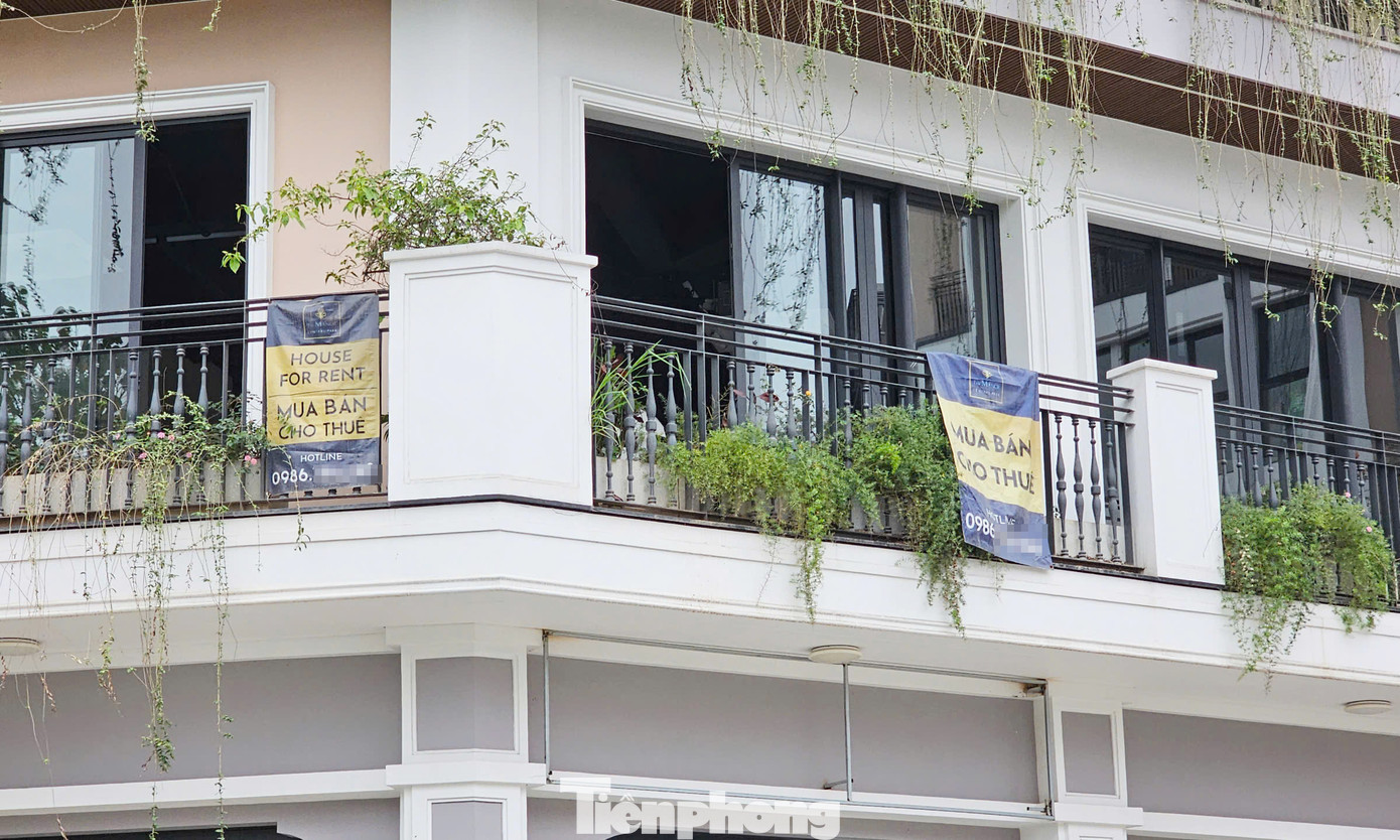 Nhiều căn liền kề, shophouse tại dự án đang được treo biển rao bán, cho thuê.