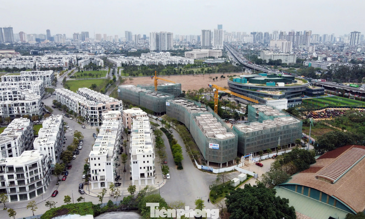 Liên quan dự án này, năm 2019, Hà Nội đã có quyết định thu hồi gần 5,3ha đất tại dự án, trong đó 2,3ha là quỹ đất công cộng phải bàn giao cho thành phố và gần 3ha là quỹ đất 20% để xây dựng nhà ở xã hội. Đến cuối tháng 8/2023, TP Hà Nội đã có văn bản yêu cầu Bitexco khẩn trương, nghiêm túc bàn giao gần 5,3ha trên.