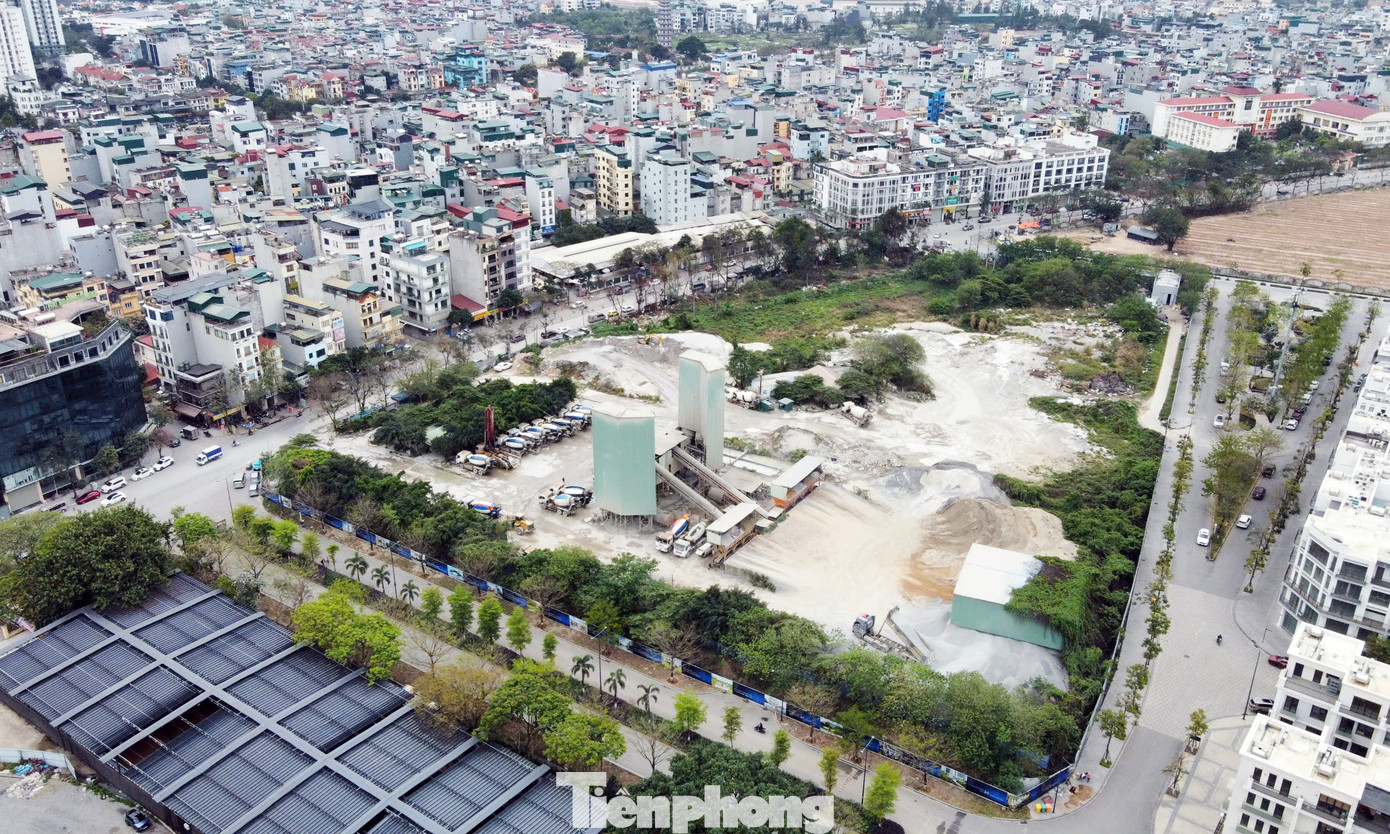 Việc giao đất cho Bitexco theo hợp đồng BT sẽ được thực hiện theo 2 giai đoạn, giai đoạn 1 giao 14,2ha, giai đoạn 2 giao 6,6ha. Quỹ đất này theo quy hoạch sẽ được Bitexco xây dựng nhà thấp tầng và chung cư thương mại để bán. Tuy nhiên, Hà Nội chưa thực hiện việc giao 6,6ha quỹ đất đối ứng giai đoạn 2 cho Bitexco, vì cho rằng quỹ đất 14,2ha giao cho nhà đầu tư xây dựng nhà thấp tầng để bán đã vượt giá trị công trình BT, khoảng hơn 1.550 tỷ đồng.