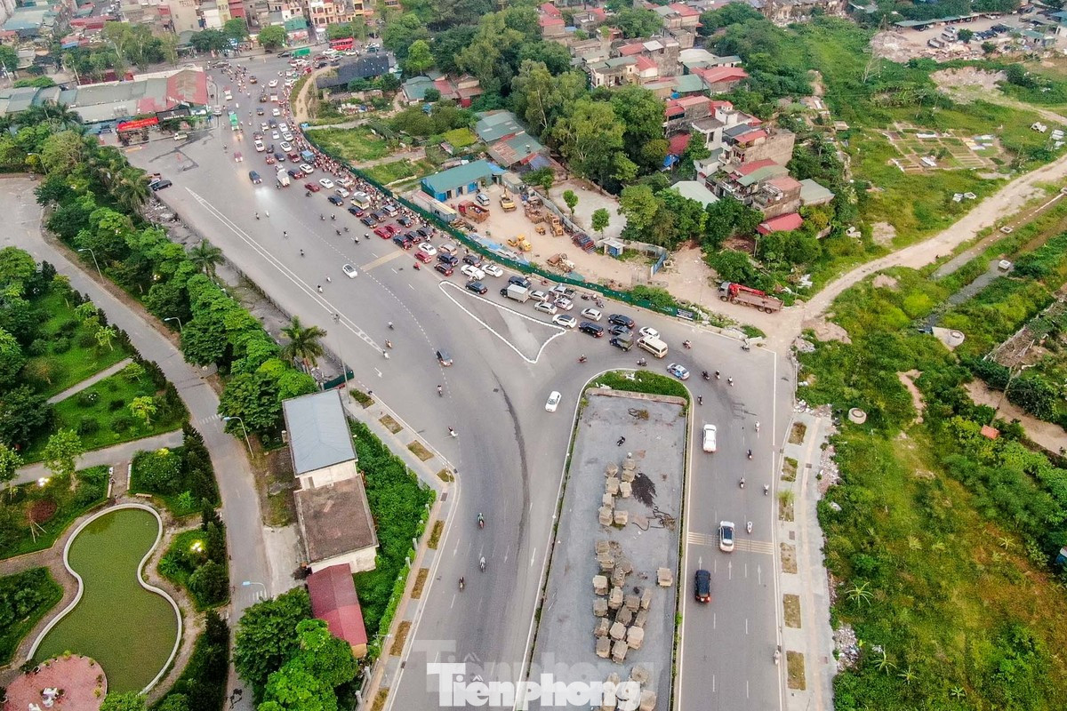 Được biết, tuyến đường BT bao quanh khu tưởng niệm danh nhân Chu Văn An (nay là đường Phạm Tu) được thông xe từ năm 2020. Tuy nhiên, hạng mục cầu vượt từ đường Phạm Tu sang đường Phúc La, giao với đường 70 vẫn còn dang dở, đình trệ nhiều năm do vướng giải phóng mặt bằng.
