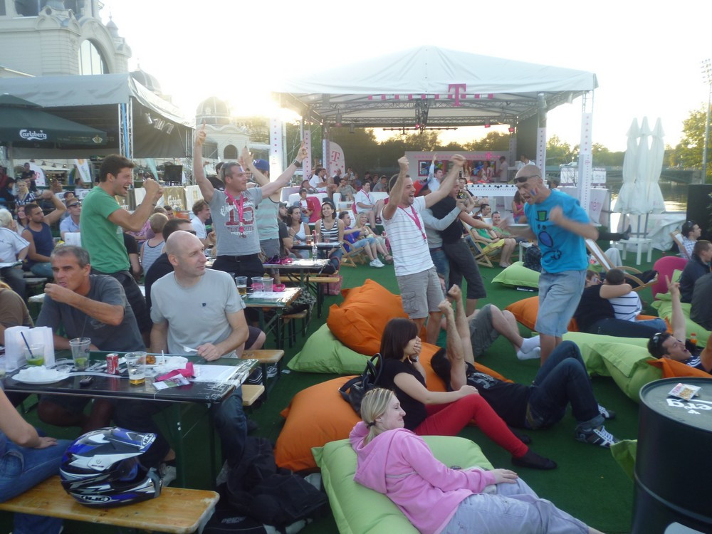 Mỗi khi có bàn thắng…