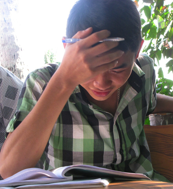 Sĩ tử tên Kế, dự thi Đại học Xây dựng Hà Nội đang tích cực hệ thống lại kiến thức trong vườn chùa. 