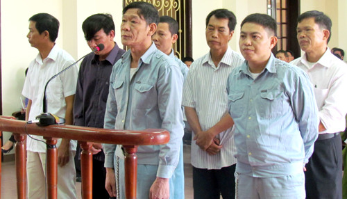 Các quan xã ăn đất hầu tòa